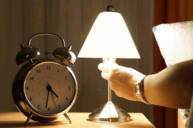 Ngủ bật đèn ảnh hưởng tới sức khỏe