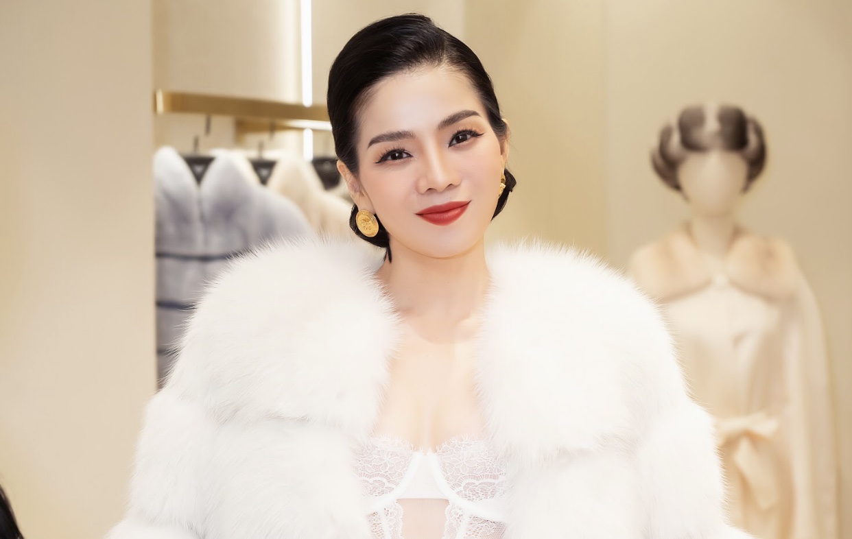 Lệ Quyên xách túi bạch tạng đắt đỏ đi shopping áo lông thú
