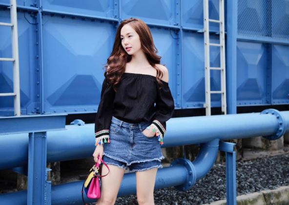 6 cách mix đồ sánh điệu với áo trễ vai