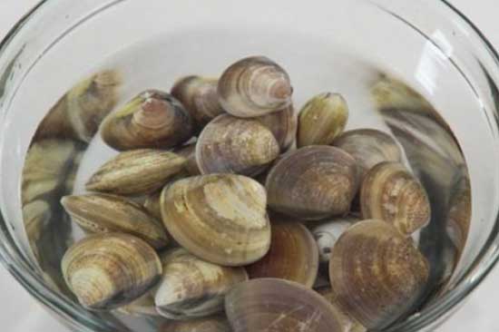 2 thao tác đơn giản giúp ngao nhả sạch cát, muốn nấu kiểu gì cũng ngon