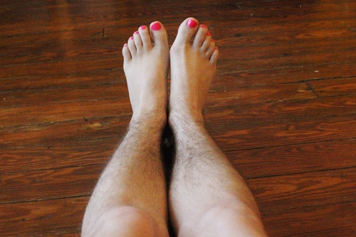 Tẩy sạch lông chân, lông tay chỉ bằng lá ngải cứu