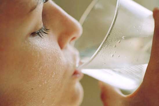 Sáng ngủ dậy đừng uống nước lọc theo 2 cách này bởi có thể tàn phá dạ dày, đường huyết tăng vọt