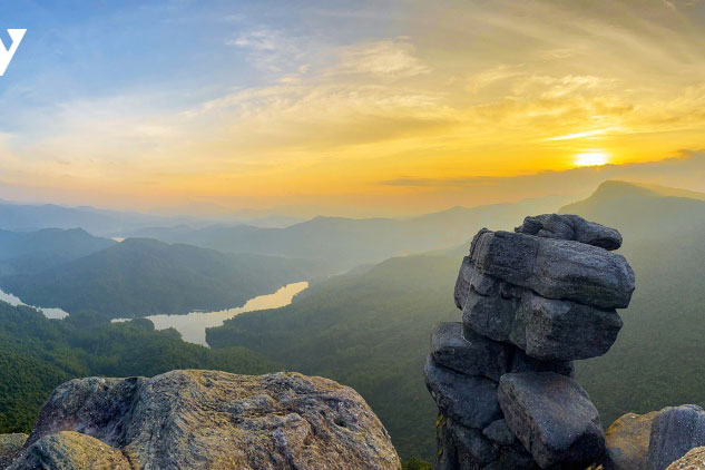 Chiêm ngưỡng kỳ quan đá chồng ở Quảng Ninh