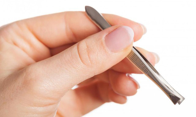 Nhổ lông nách bằng nhíp không bỏ ngay coi chừng hối hận