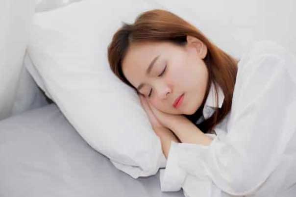 Làm điều này trước khi đi ngủ, bạn sẽ thấy sự khác biệt ngay vào sáng hôm sau