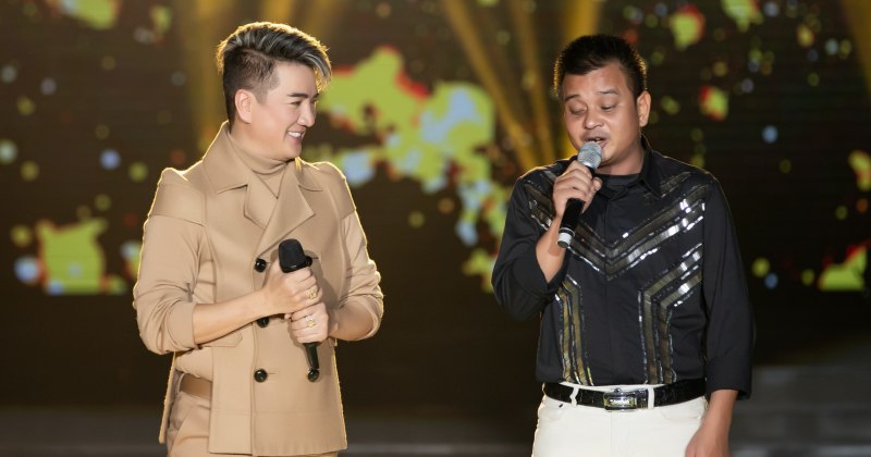 Đàm Vĩnh Hưng bất ngờ song ca với 'bản sao khiếm thị' Bá Hồng trong concert The Portrait