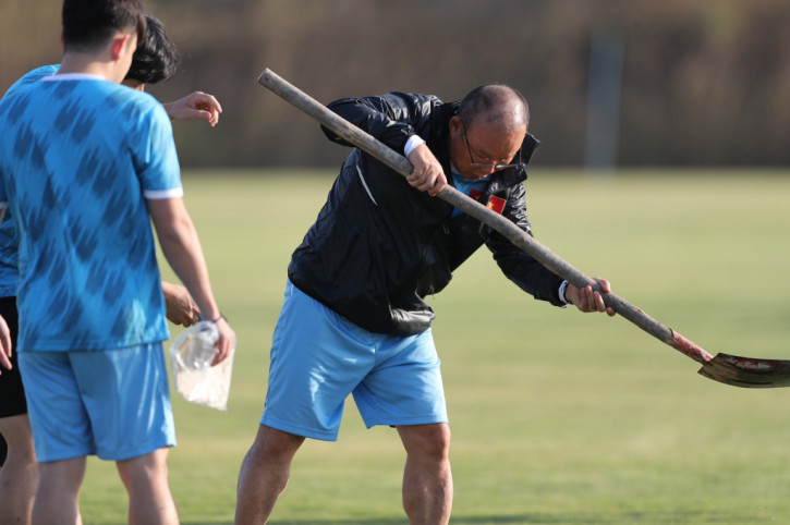 Bi hài cảnh HLV Park và dàn trợ lý ĐT Việt Nam dùng xẻng, bìa tát nước trên sân tập ở Lào