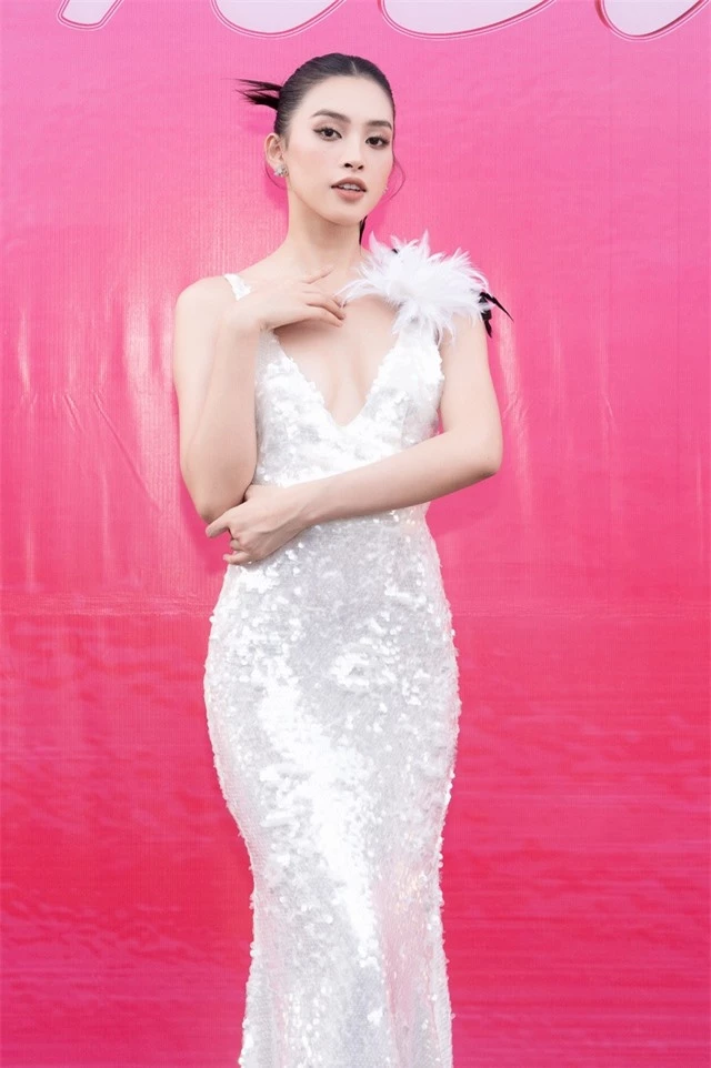 Hoa hậu Tiểu Vy cuốn hút, Đỗ Hà gợi cảm trên thảm đỏ trước thềm kết thúc nhiệm kỳ  - Ảnh 3.