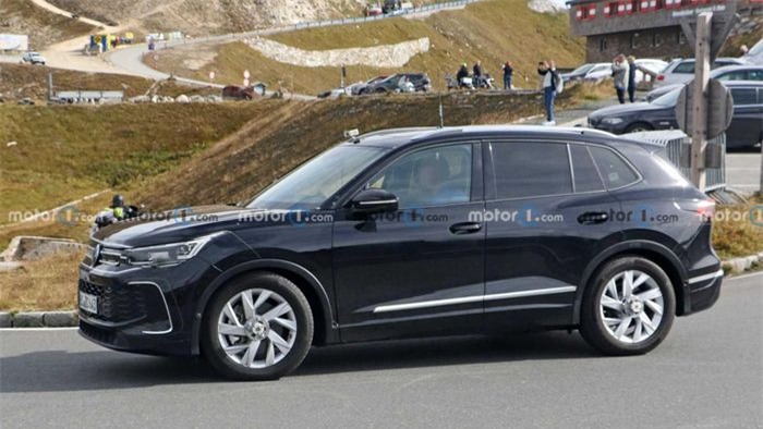 Xe được dự kiến ra mắt vào năm 2023, hiện tại Tiguan mới đang trong quá trình chạy thử nghiệm trên đường tuyết. Các tay săn ảnh đã chụp được mẫu xe mới, cho thấy có nhiều sự thay đổi trong thiết kế so với mẫu xe hiện hành.