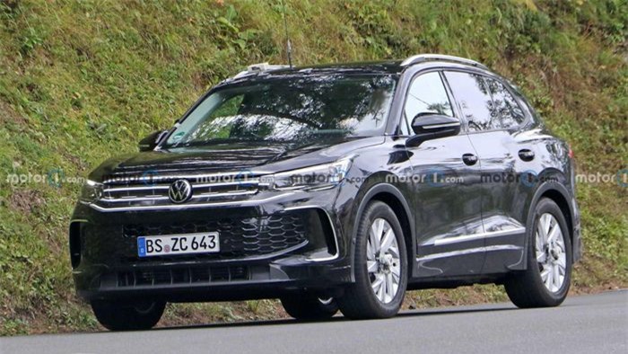 Đèn pha và đèn hậu của Tiguan 2024 vẫn được ngụy trang nhằm tạo cảm giác giống với phiên bản hiện tại. Lưới tản nhiệt cũng được che chắn. Nhiều chi tiết giả được gắn lên xe nhằm tránh để lộ thiết kế mới, bao gồm cả cụm 4 ống xả giả.