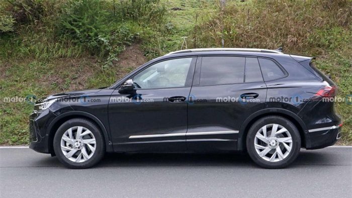 Tuy nhiên vẫn có thể nhận thấy những điểm mới ở ngoại hình Tiguan như kiểu dáng có phần vuông vắn được loại bỏ, thay vào đó là nét thiết kế mềm mại hơn với nhiều chi tiết bo tròn giống với mẫu xe điện ID.4. Vẫn chưa biết Volkswagen có phát triển thêm sản phẩm phái sinh Tiguan Allspace hay không.