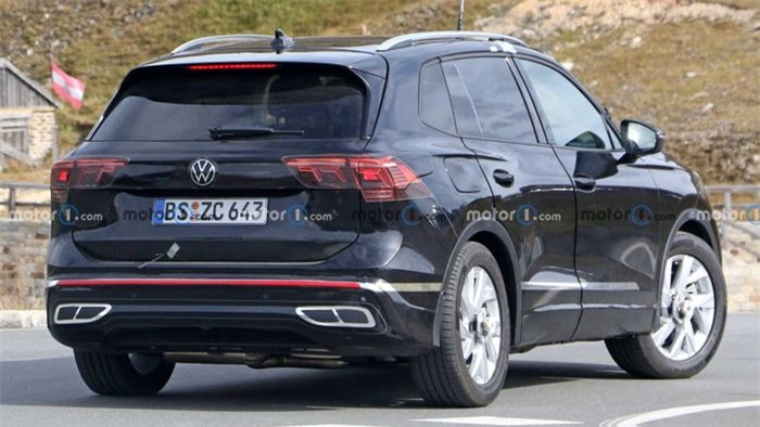 Ngoài những thay đổi đáng kể ở ngoại hình và nội thất, Volkswagen Tiguan 2024 sẽ sử dụng nền tảng cũ. Volkswagen đang tập trung vào xe điện, do đó việc phát triển phần cứng cho xe động cơ đốt trong đang chậm lại. Mẫu SUV mới được dự kiến sử dụng nền tảng MQB, với tùy chọn động cơ xăng và diesel đạt chuẩn Euro7.