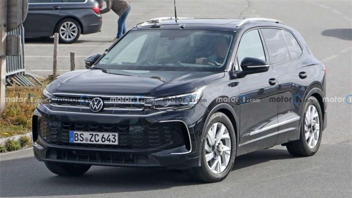 Tại Việt Nam, Volkswagen Tiguan facelift 2023 đã được ra mắt tại Triển lãm VMS 2022 diễn ra hồi tháng 10. Mẫu xe này có giá bán chính thức từ 1,999 tỷ đồng tại Việt Nam, cạnh tranh với Mercedes-Benz GLC 200 (từ 1,859 tỷ đồng).