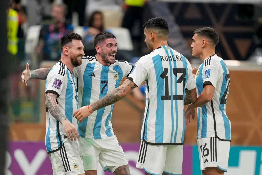 Niềm vui của các cầu thủ Argentina sau bàn mở tỷ số.