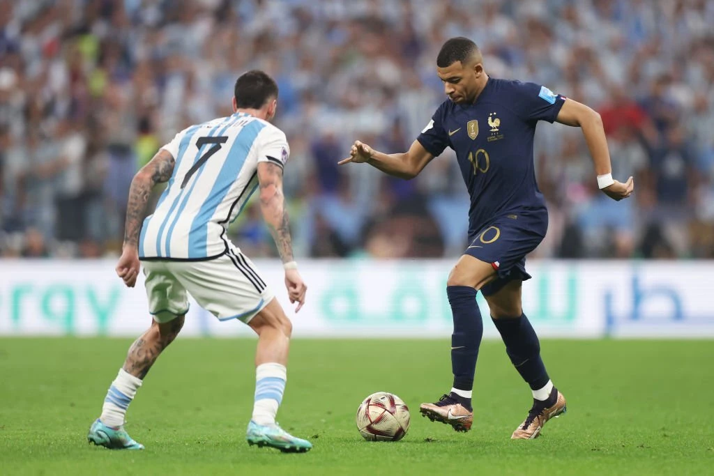 Mỗi khi có bóng, Mbappe (phải) thường xuyên bị các cầu thủ Argentina "chăm sóc" rất kỹ.