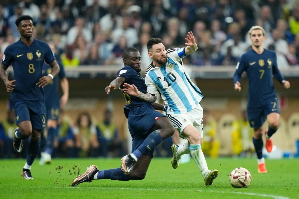Messi thường xuyên làm khổ hàng thủ ĐT Pháp.