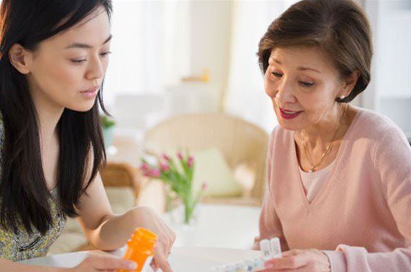 Mẹ chồng giằng tay con trai không cho rửa bát vì "đàn ông nhà này không cần làm việc bếp núc", không ngờ con trai nói một câu đầy bất ngờ