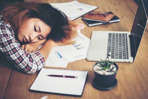 3 kiểu ngủ trưa không khác gì "tự sát", 90% dân văn phòng đều mắc phải