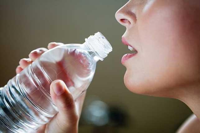 Uống nước kiểu này là đang tự tay phá nát thận của chính mình, số 1 vô cùng "quen mặt"