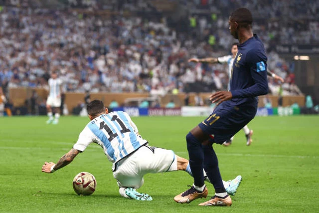 Ở cuộc chạm trán với Pháp tại chung kết World Cup 2022, Argentina đã sớm có được lợi thế khi Ousmane Dembele phạm lỗi trong vòng cấm khiến ĐT Pháp phải chịu một quả phạt đền ở phút 21.