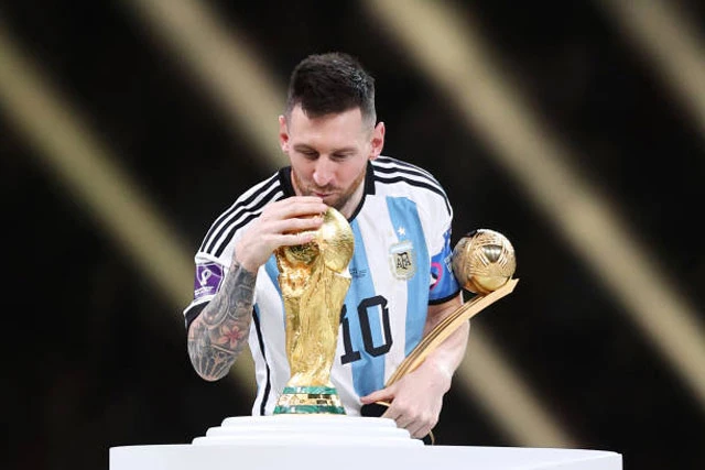 Siêu sao Lionel Messi bên cạnh chiếc cúp danh giá.