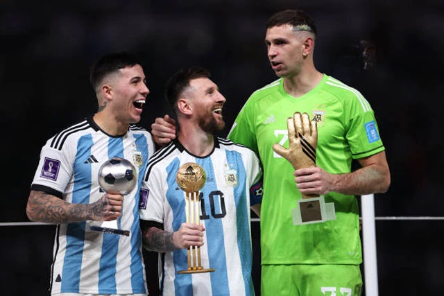 Enzo Fernandez, Lionel Messi và Emiliano Martinez vui mừng khi nhận các danh hiệu cá nhân tại World Cup 2022.