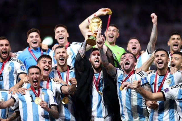 Các cầu thủ Argentina nâng cao chiếc cúp danh giá.