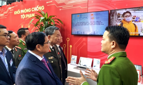 Trưng bày ứng dụng thẻ căn cước công dân gắn chip điện tử 