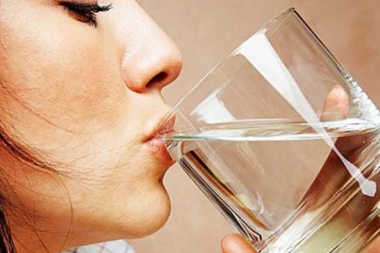 Điều gì sẽ xảy ra khi bạn uống nước lúc bụng đói vào buổi sáng?