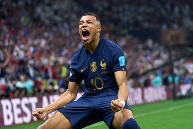 Tới phút 81, Kylian Mbappe một lần nữa gây chấn động khi ghi bàn san hòa cách biệt cho ĐT Pháp.