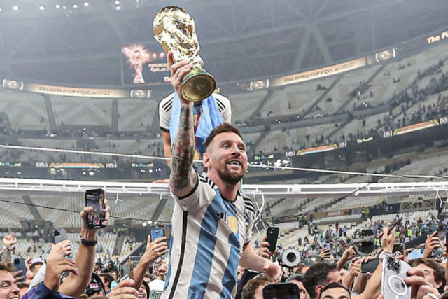 Xưng vương ở World Cup 2022, Messi tái hiện hình ảnh biểu tượng của Maradona