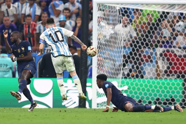 Sang hiệp phụ thứ 2, Lionel Messi lại một lần nữa khiến mọi người phải nhắc đến tên anh khi có cú đệm bóng cận thành giúp Argentina vươn lên dẫn trước 3-2 ở phút 108.