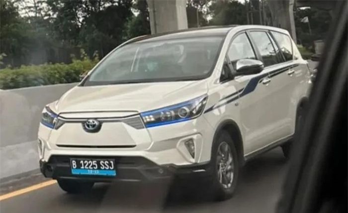 Toyota Innova thuần điện được thử nghiệm trên đường phố Indonesia. Ảnh: Cartoq.