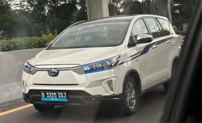  Toyota Innova thuần điện được thử nghiệm trên đường phố Indonesia. Ảnh: Cartoq. 