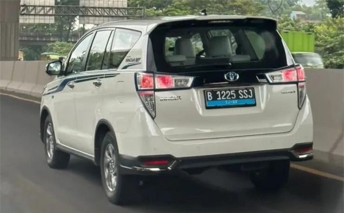 Hình ảnh phiên bản chạy điện của Toyota Innova đang được thử nghiệm trên đường phố Indonesia. Ảnh: Cartoq.