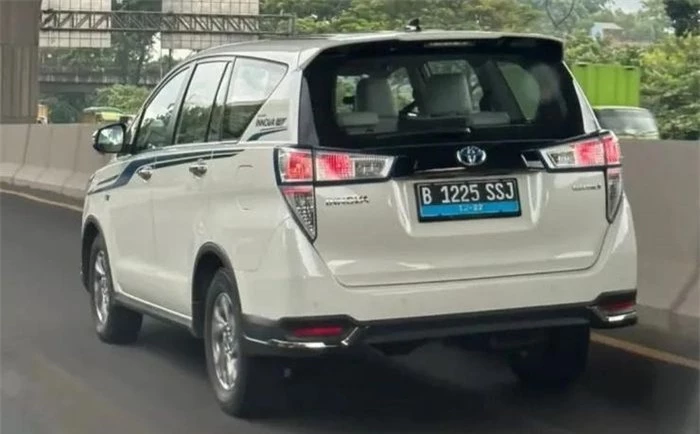  Hình ảnh phiên bản chạy điện của Toyota Innova đang được thử nghiệm trên đường phố Indonesia. Ảnh: Cartoq. 