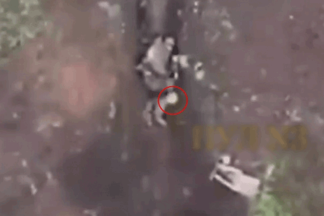 Cảnh lính Nga bình tĩnh nhặt bom thả từ UAV đối phương và quăng đi