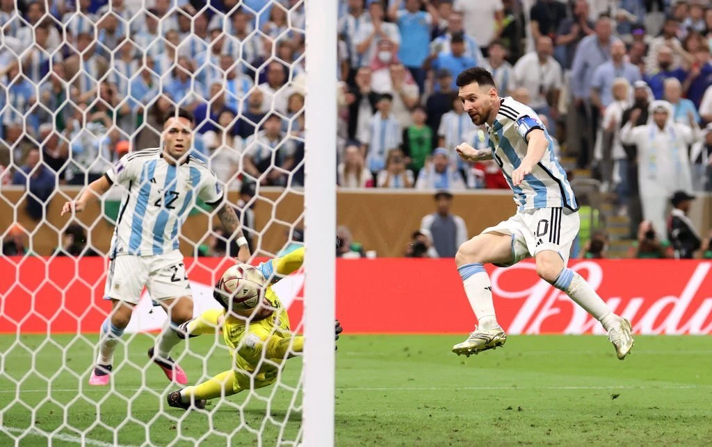 Messi nâng tỷ số lên 3-2.
