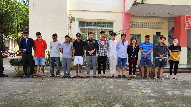 Các đối tượng trong đường dây cá độ bóng đá qua mạng do Công an tỉnh Kiên Giang bắt giữ