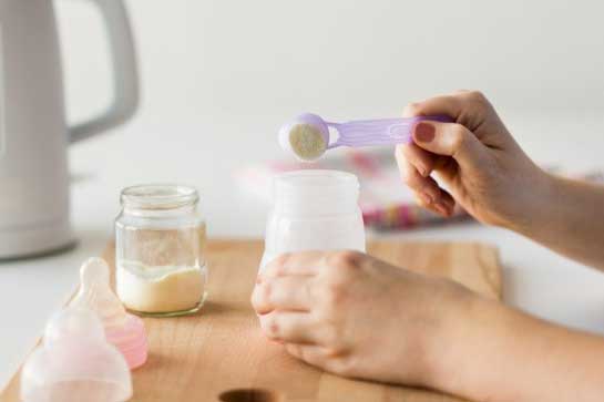 7 sai lầm kinh điển khi pha sữa cho con, mẹ hiện đại cũng không tránh khỏi