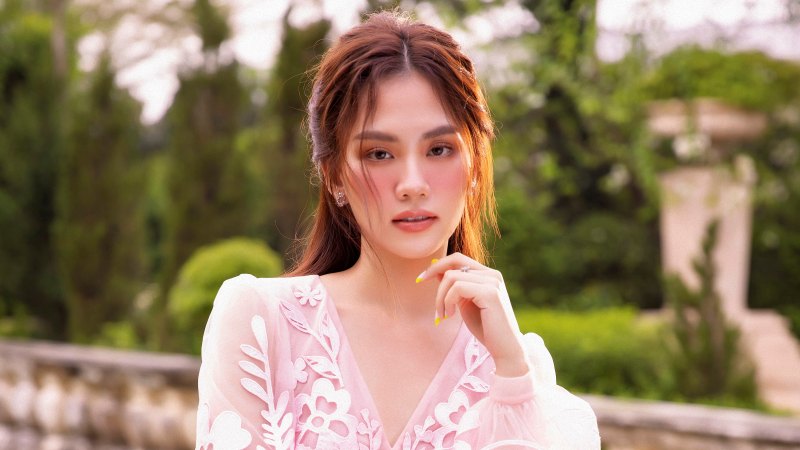 Hoa hậu Mai Phương khoe vẻ đẹp trong trẻo trong BST mới của NTK Lê Thanh Hoà