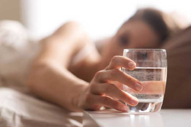 Lý do tuyệt đối tránh uống nước trước khi đi ngủ, bỏ ngay trước khi quá muộn