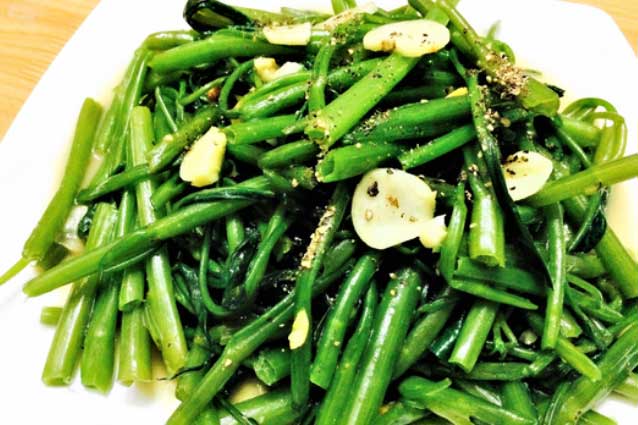 Xào rau cho luôn vào chảo là sai lầm, làm theo cách này đảm bảo rau giòn ngon hết ý