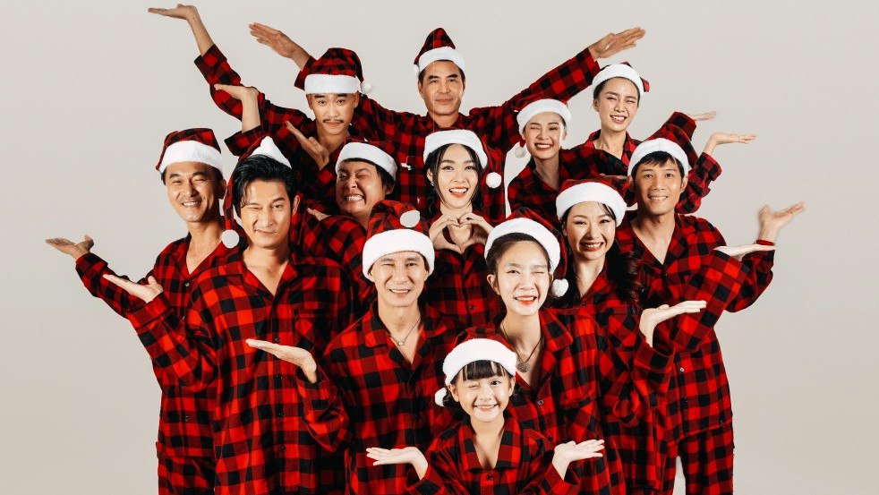 Lý Hải tung bộ ảnh Giáng Sinh độc đáo cùng dàn diễn viên Lật mặt phần 6