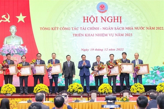 Bảo đảm tuyệt đối an toàn, an ninh tài chính quốc gia, thúc đẩy sản xuất, kinh doanh để tăng thu bền vững - Ảnh 4.