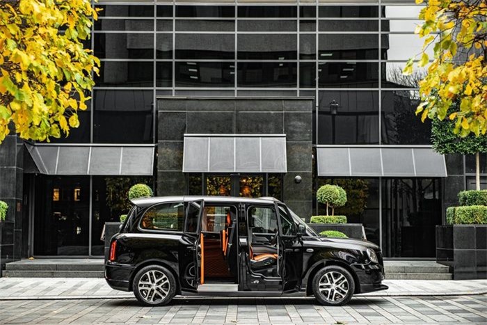  Hãng độ Kahn Automobiles vừa trình làng mẫu xe mang tên Farelady, phát triển dựa trên nguyên mẫu của dòng taxi TX5 do hãng xe London Electric Vehicle sản xuất. 
