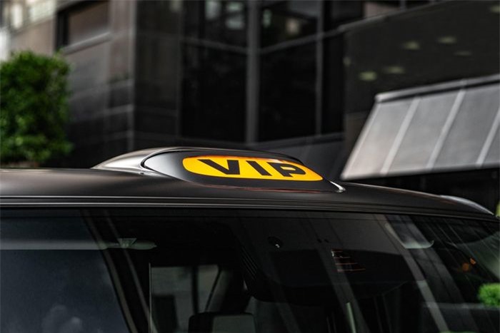  Thay vì dòng chữ TAXI trên nóc các xe TX5 nguyên bản, Farelady được bố trí đèn hiệu với ký tự VIP nhằm phản ánh giá trị khác biệt của mẫu taxi này so với những dòng xe chở khách phổ thông trên đường phố London. 