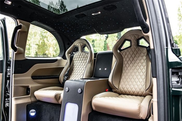  Kahn Automobiles mang đến cho Farelady hai tùy chọn màu sắc nội thất, trong đó bộ ghế ngồi được lấy cảm hứng từ những chiếc Bugatti Chiron. Trần xe được thiết kế như một bầu trời đầy sao, mang đậm phong cách thường thấy trên các mẫu Rolls-Royce. 