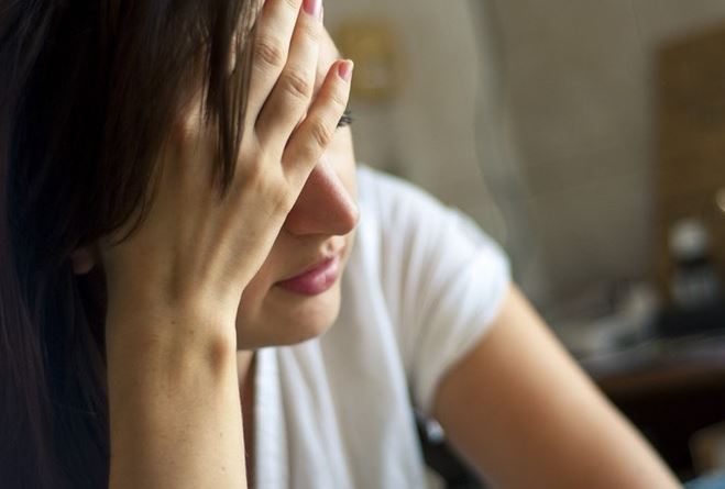 Đang ăn cơm, chồng tôi bỗng đề cập tới chuyện mẹ chồng bị liệt phải nằm một chỗ rồi tuyên bố một việc khiến tôi giật thót người vì sợ hãi