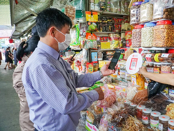 Sở Công Thương Đà Nẵng khuyến cáo tăng cường việc thanh toán không dùng tiền mặt qua các ứng dụng thanh toán điện tử tại các trung tâm thương mại, siêu thị, chợ nhằm chống hành vi tiêu thụ tiền giả.